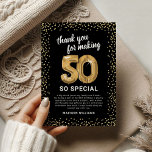 Svarta Guld 50:e Vuxens födelsedag Tack Kort<br><div class="desc">Elegantens femtionde födelsedagsfest tackar du kort med en snyggt svart bakgrund som kan ändras till vilken färg som helst,  guld glatt glitter,  femtio guld hellium-ballonger,  och en modern tackmall som är lätt att anpassa.</div>