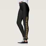 Svarta guld brudtärna modigt anpassad bröllopsfest leggings<br><div class="desc">Dessa svarta leggings har ordet ”BRUDTÄRNA” i fet gul text nerför benet – perfekt för att förbereda sig inför den stora dagen eller fira under möhippan. Bra för bröllopsfoton,  presenter eller att slanka sig i stil,  dessa leggings är ett roligt och bekvämt val för brudtärnor i alla åldrar.</div>