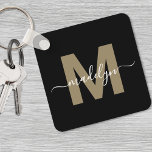 Svarta Guld-Eleganten Namn Monogram Nyckelring<br><div class="desc">Skapa din egen Snyggt, Modern Anpassningsbar Black and White Monogram Square Keychain. Den här eleganta nyckelkedjan med kvadratiska nycklar ger en modern och personlig beröring åt dina vardagsbehov. Utformningen har en inledande faux-guld-monogram (endast plant färg - ingen shimmer eller shine) centrerad på en solid svart bakgrund, med ditt namn i...</div>