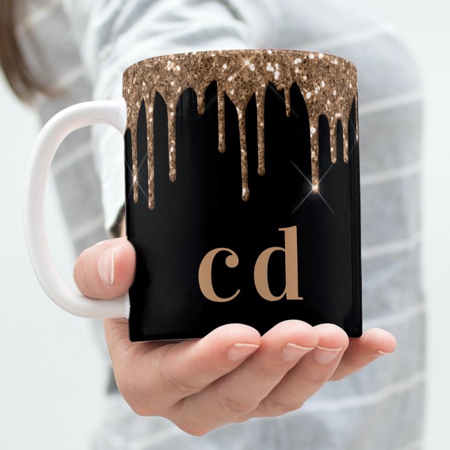Svarta guld glitter droppar i monogram gnistra ele kaffemugg (Skapare uppladdad)