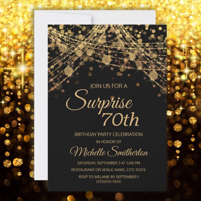 Svarta Guldsträngljus Överraskar 70-årsdag Inbjudningar (Surprise 70th birthday party invitation with gold glitter on a black background)