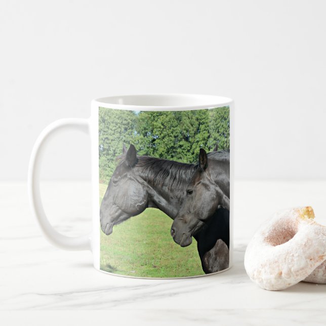 Svarta hästhuvuden Fredlig dubbelsidig design Kaffemugg (Med munk)