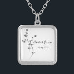 Svarta havet och Vit ros Bröllop Silverpläterat Halsband<br><div class="desc">Eleganten Black och Vit ros Bröllop Pendant Necklace ger en unik personlig som kan vara en gåva till bruden eller hennes brudtärnor och brudens sida. Den här smycken i anpassningsbar blommigt bröllop har en svart & vit ros-design inuti en pläterad beläggning i sterling silver.</div>