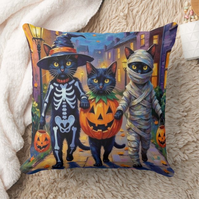 Svarta katter som söker godis på Halloween Kudde (Filt)