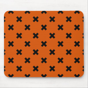 Svarta kor sytlar på orange musmatta