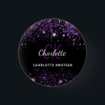 Svarta lila glittermonogram initialer knapp<br><div class="desc">En elegant svart bakgrund. Dekorerad med lila falskt glitterdamm. Personifiera och lägg till ditt förnamn,  monograminitialer och fullständigt namn. Namnet skrivs med en handskriven stilsnitt.</div>