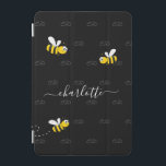 Svarta lycklig humla, sommartid, roligt humor, mon iPad mini skydd<br><div class="desc">Dekorerad med lycklig, leende gult och svart humla. Chicens svarta bakgrund. Anpassa och lägg till namn och ditt monogram, initialer. Monogrammet i grått som mönster i bakgrunden. Namn är skrivet i vitt med ett modernt, handskrivet stilskript med dekorationer. Om du bara vill behålla utslagen tar du bort exemplet namn lämnar...</div>