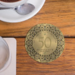 Svarta Mandala på Guld 50:e Bröllop-årsdagen Underlägg<br><div class="desc">Svart ornate blommigt mandala om guld metalliska struktur bakgrundsbild,  anpassadets guld bröllop-årsdag. Vi firar 50 år av minnen från lycklig med anpassadets text.</div>