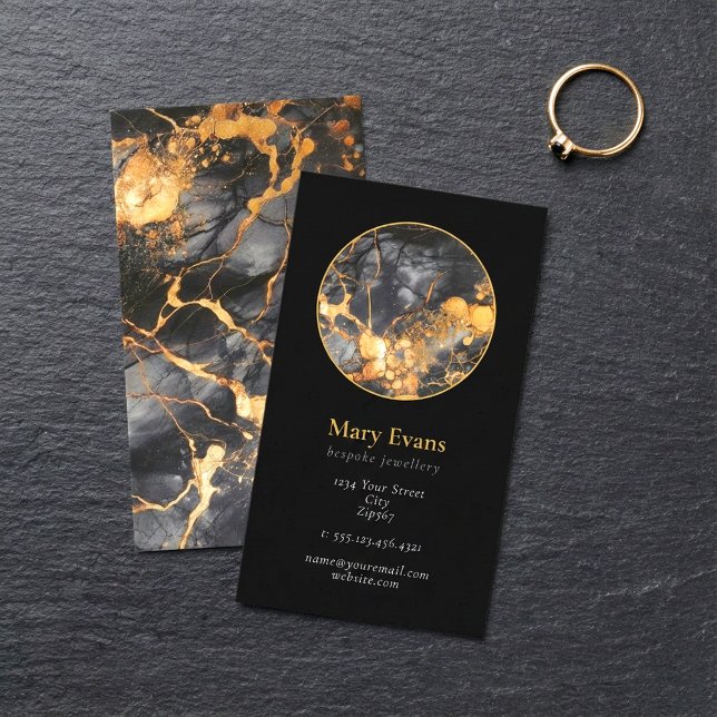 Svarta marmor och marmor från guld påverkar det mo visitkort (Black and gold marble effect modern business card.)