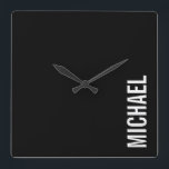 Svarta, moderna, minimalistiska Personligen Namn Fyrkantig Klocka<br><div class="desc">Modern minimalistisk design med personlig namn i vitt,  modernt sans serif font stil på svart bakgrund.</div>