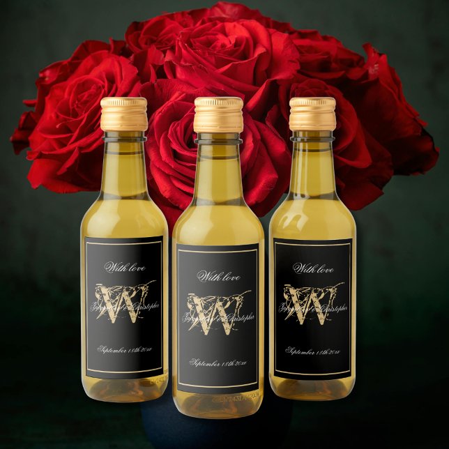Svarta och Guld Elegant Monogram Chic Mini Bröllop Vinetikett (Black and Gold Elegant Monogram and Names Chic Mini Wedding Wine Labels.)
