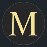 Svarta och Guld Elegant Monogram Runt Klistermärke<br><div class="desc">En snyggt för svart och guld med modern elegant som innehåller ditt monogram i guld professionell stil på svart bakgrund. Klicka på knappen Anpassa om du vill anpassa designen genom att välja färg som du vill och till och med lägga till egen text. Observera att den guld-folie som visas på...</div>