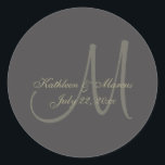 Svarta och Guld Monogram Runt Klistermärke<br><div class="desc">Guld monogram på svart bakgrund. Anpassa dina behov till kostym.</div>