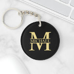 Svarta och Guld Personlig Monogram och Namn<br><div class="desc">Personlig Monogram- och Namn-gåvor med personlig guld monogram i klassiskt serif font stil med box av namn i mitten av monogram på svart bakgrund. Perfekt som fars dag-gåvor till pappa, gåvor till farfar, make, brudgumm, bäste man, marskalkar och annat. Observera: Folidinformationen simuleras i teckningen. Ingen folie kommer att användas under...</div>