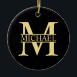 Svarta och Guld Personlig Monogram och Namn Julgransprydnad Keramik<br><div class="desc">Personlig Monogram- och Namn-gåvor med personlig guld monogram i klassiskt serif font stil med box av namn i mitten av monogram på svart bakgrund. Perfekt som dekoration i hemmet, hembiträden, helgdag för familjen, nygifta och mycket annat. Observera: Folidinformationen simuleras i teckningen. Ingen folie kommer att användas under tillverkningen av denna...</div>