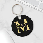 Svarta och Guld Personlig Monogram och Namn Nyckelring<br><div class="desc">Personlig Monogram- och Namn-gåvor med personlig guld monogram i klassiskt serif font stil med box av namn i mitten av monogram på svart bakgrund. Perfekt som fars dag-gåvor till pappa, gåvor till farfar, make, brudgumm, bäste man, marskalkar och annat. Observera: Folidinformationen simuleras i teckningen. Ingen folie kommer att användas under...</div>
