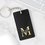 Svarta och Guld Personlig Monogram och Namn Nyckelring<br><div class="desc">Personlig Monogram- och Namn-gåvor med personlig guld monogram i klassiskt serif font stil med box av namn i mitten av monogram på svart bakgrund. Perfekt som fars dag-gåvor till pappa, gåvor till farfar, make, brudgumm, bäste man, marskalkar och annat. Observera: Folidinformationen simuleras i teckningen. Ingen folie kommer att användas under...</div>