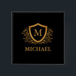 Svarta och Guld Personlig Snyggt Monogram Namn Knapp<br><div class="desc">Svarta och Guld Personlig Snyggt Monogram Namn. Om du vill göra ytterligare anpassningar klickar du på knappen "Anpassa" och användor verktyg som är utformat för att ändra mallen.</div>