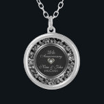 Svarta och metalliska Silver 25:e Bröllop-årsdagen Silverpläterat Halsband<br><div class="desc">Elegantens svarta och metalliska blommigtar för grått-vintage i silver.</div>