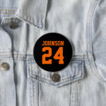Svarta och Orange Idrottsman Namn Jersey Number Knapp<br><div class="desc">Skål på ditt favoritlag, fotbollsspelare eller visa upp ditt pride med en anpassningsbar personlig-spritknapp! Lägg till din skola namn eller anpassa dig med spelarens namn och jersey-nummer. Perfekt för fotboll, basket, baseboll och fotbollsspel! Skapa anpassningsbar stift för hela teamet, cheerleadership, föräldrar och syskon till bära på speldagen. Klicka på Anpassa...</div>