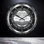 Svarta och Silver Elegant 25:e Bröllop-årsdagen Stor Klocka<br><div class="desc">Ett livstids engagemang förtjänar kvaliteten på en anpassningsbar gåva. Låt det viktiga paret veta hur mycket de inspirerar er med vår ursprungliga svarta och silver-toner,  25-årsjubileum. Anpassa till namn samt till bröllop datum och årsdag. Ursprunglig design skapat av Helgdag Hearts Design.</div>