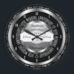 Svarta och Silver Eleganten 10:e Bröllop-årsdagen Stor Klocka<br><div class="desc">Ett livstids engagemang förtjänar kvaliteten på en anpassningsbar gåva. Låt alla viktiga par veta hur mycket de inspirerar er med vår ursprungliga svartmålning och silver-tonårsjubileum. Anpassa till namn samt till bröllop datum och årsdag. Ursprunglig design skapat av Helgdag Hearts Design.</div>