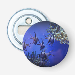 Svarta och vita Angelfish i Deep Blue Sea Flasköppnare