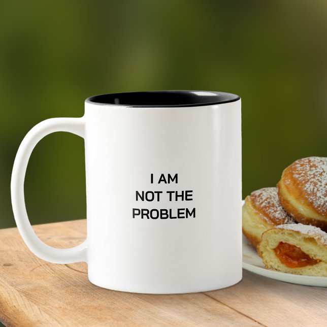 Svarta och vita är inte problemtypografi Två-Tonad mugg (I Am Not The Problem Mug)