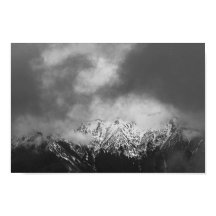 Svarta och vita berg i moln