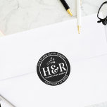 Svarta och vita Bröllop-monogrammet Returadress Runt Klistermärke<br><div class="desc">Öka din bröllop-korrespondens med vår Anpassningsbar Black and White Botanical Bröllop Monogram Returadress Classic Round Sticker. Det här klistermärket är mer än bara en etikett. Det är en snyggt som gör dina bröllopsinbjudningar och -kuvert mer sofistikerade. Den klassiska runda formen, i kombination med det svarta och vita botaniska monogrammet, skapar...</div>