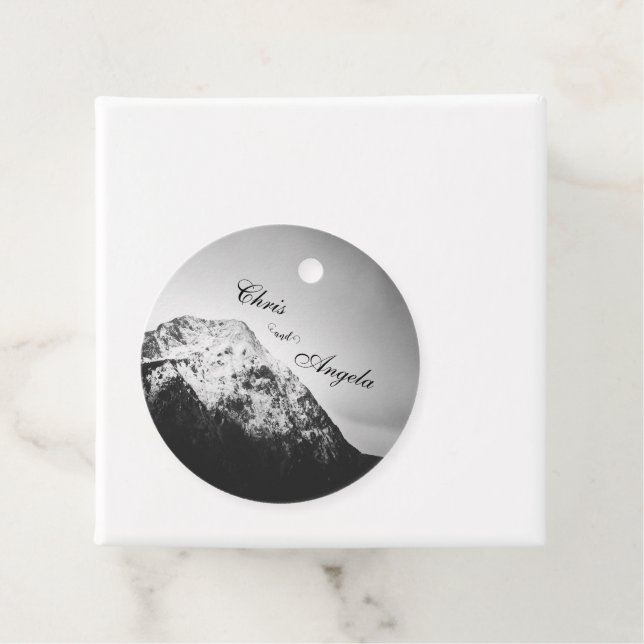 Svarta och vita bröllop under bergen gåvor etiketter (På plats)