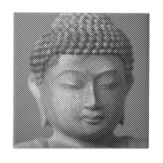 Svarta och vita Buddha Ansikte-statyn, bildad av L Kakelplatta