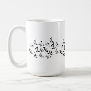 Svarta och vita fjärilar kaffemugg