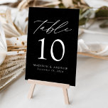 Svarta och vita fläckade moderna arvingar Bröllop Bordsnummer<br><div class="desc">Trendig, minimalistiskt kort för bröllop-bordsnummer med vit, modern stil med "Bord" i ett modernt kalligrafiskt skript. Utformningen har en svart bakgrund med små vita fläckar. Utformningen upprepas på baksidan. Så här beställer du korten för bord: lägg till ditt namn, datum för bröllop och bordsnummer. Lägg till varje nummer i din...</div>