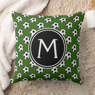 Svarta och vita fotbollar på grön monogram kudde