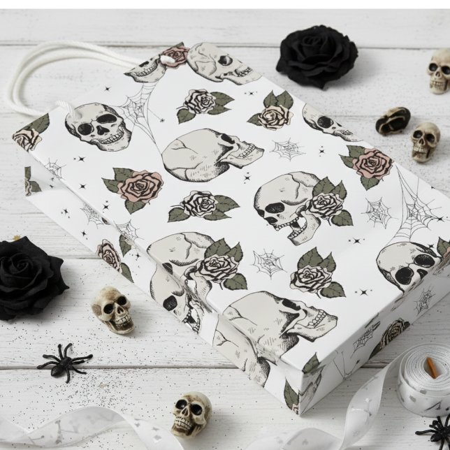 Svarta och vita gotiska Döskallar och Ro Halloween (Cool Black and White Floral Skulls. Elegant Gothic Halloween & Dia de los Muertos Gift Bags for Her)