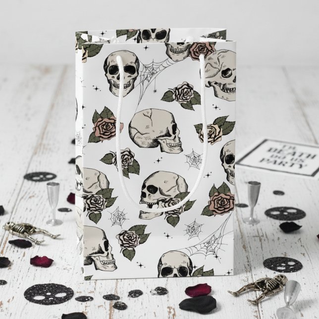 Svarta och vita gotiska Döskallar och Ro Halloween (Black and White Floral Skulls Hallowedding Gift Bags for Her. Spooky Gothic Halloween Skull Pattern)
