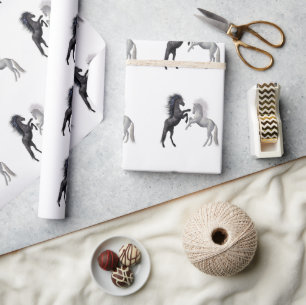 Svarta och vita hästar som slåss presentpapper