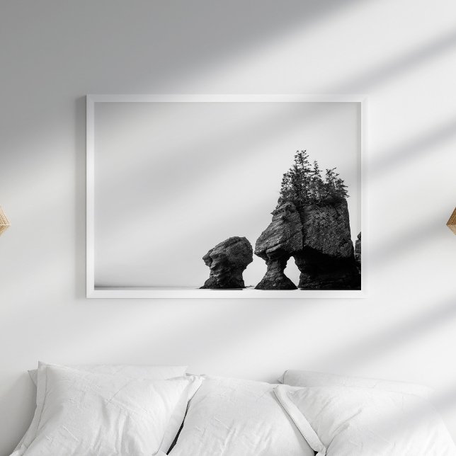Svarta och vita havshaj Poster (Black and White Ocean Shore Poster in a white boho bedroom with pillows.)