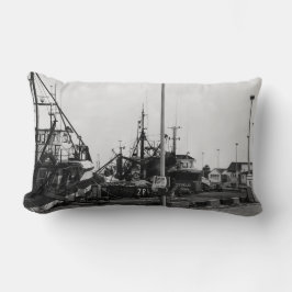 Svarta och vita, monokroma hamnbåtar lumbarkudde