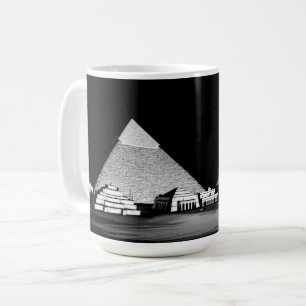 Svarta och vita pyramider kaffemugg