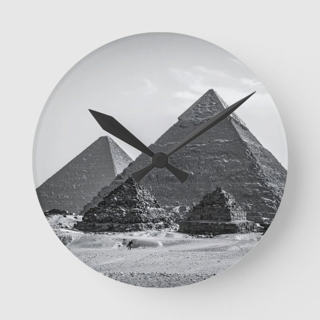 Svarta och vita pyramider rund klocka (Framsida)