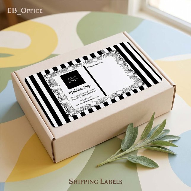 Svarta och vita ränder & Lockig ram & Logo Fraktsedel (Chic Black & White Stripes with Logo.
Size: 3.75” L x 2” W - 8 labels per sheet






)