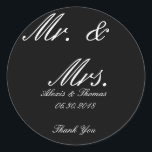 Svarta och vita rundan, mr. & Mrs Wedding Stickers Runt Klistermärke<br><div class="desc">Svart och vitt klassiskt rundabordsbröllop: "Mr. Mr. Och Mrs." Tack vare dessa klistermärken kan du anpassa dem och göra personliger.</div>