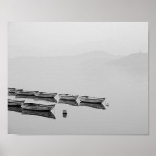 Svarta och vita Sjö med Boats Poster