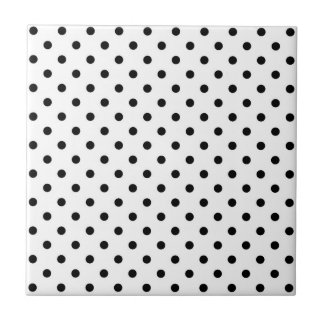 Svarta polka dots på vitt kakelplatta