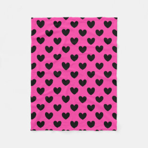 Svarta prickhjärtan på fuchsia rosa fleecefilt