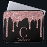 Svarta Ro Guld Gnistra Glitter Drives Monogram Laptop Fodral<br><div class="desc">Girly Ro Gnistra Glitter driver Monogram laptop sleeve med trendiget faux glitter droppar i Guld/rosa ro i guld mot chicens svarta bakgrund. Designad av Cedar och String. Om du vill anpassa dig ytterligare klickar du på länken "anpassa ytterligare" och användor designen verktyg för att ändra designen. Kontakta oss om du...</div>