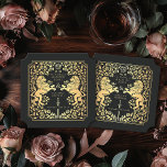 Svarta Royalet Lejona medeltiden Bröllop Biljett Underlägg Papper<br><div class="desc">Lägg till royal-charm till tabellutrymningen! Dessa personligt bröllp-underlägg har en stor lejon och blommigt utformning med namn och monogram, allt i lyxiga guld mot en svart bakgrund. Perfekt för ett medeltida fantasi firande med tidlös elegans! Den guld som finns på den här posten är INTE äkta och trycks i platt...</div>