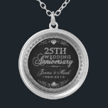 Svarta Silver och diamanter, 25:e Bröllop-årsdagen Silverpläterat Halsband<br><div class="desc">Elegantens 25:e årsdag för bröllop trycks silver och diamanter glitter mot svart bakgrund. Silver toner runt cirkeln ram. Anpassade namn och år.</div>